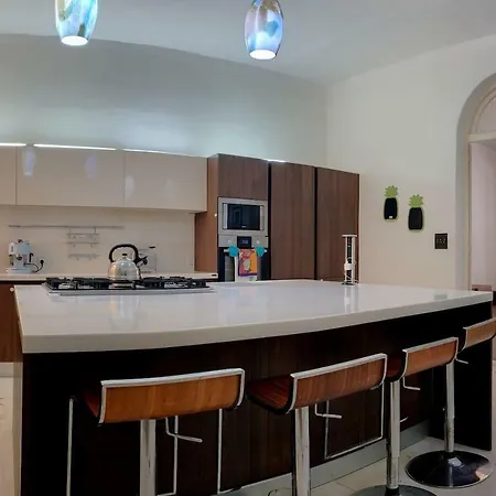 Apartment Central Art-deco Flat With Side-sea Views