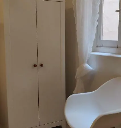 Central Art-deco Flat With Side-sea Views *